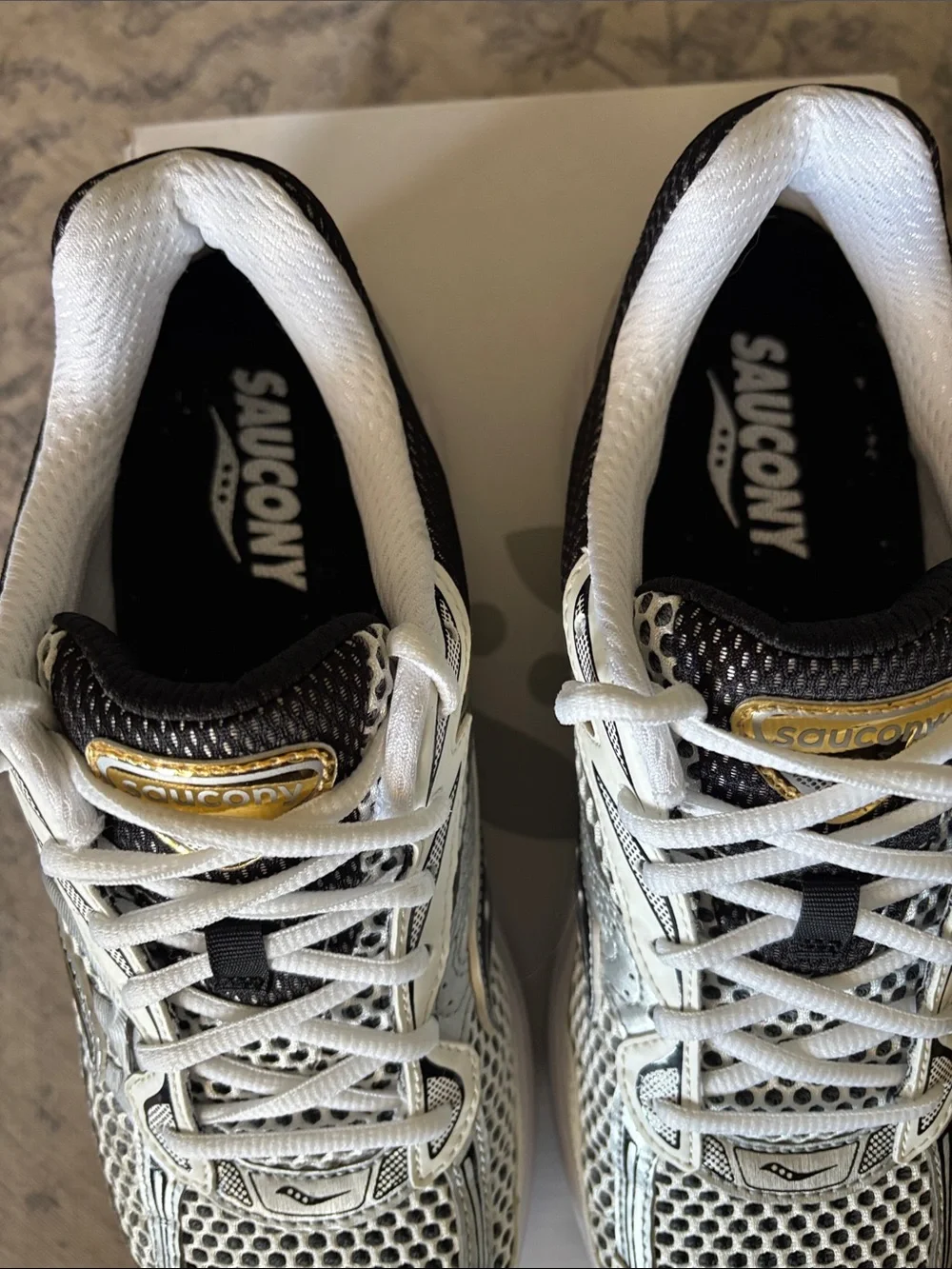Saucony Men’s Progrid Omni 9 Retro Running Shoes - size 10 - Silver/Gold - Picture 4 of 7